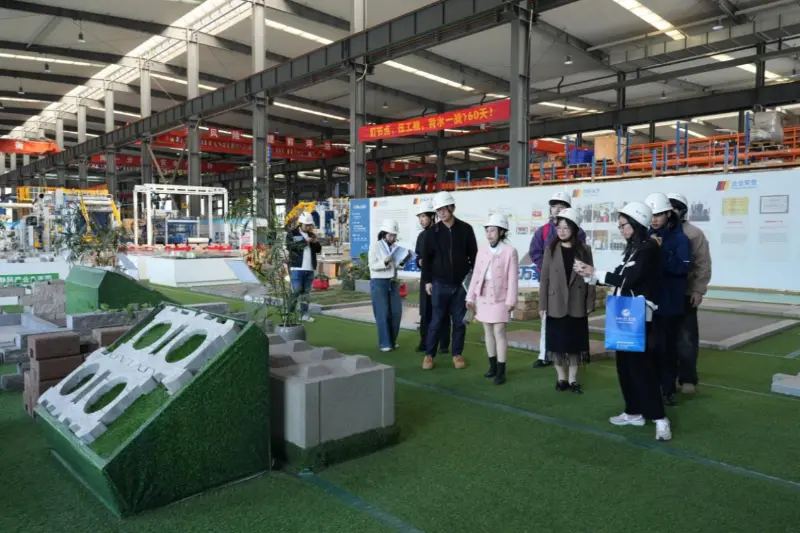 विदेशी विकास आवश्यकताहरूमा ध्यान केन्द्रित गर्दै, Quangong मेशिनरी कं, लिमिटेडले अन्तर्राष्ट्रिय उन्मुख प्रतिभा खेती गर्न फुझाउ विश्वविद्यालय विदेशी अध्ययन र व्यापारसँग सहकार्य गर्दछ।